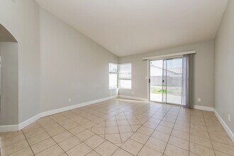 5004 Crystal Breeze Ln in North Las Vegas, NV - Building Photo - Building Photo