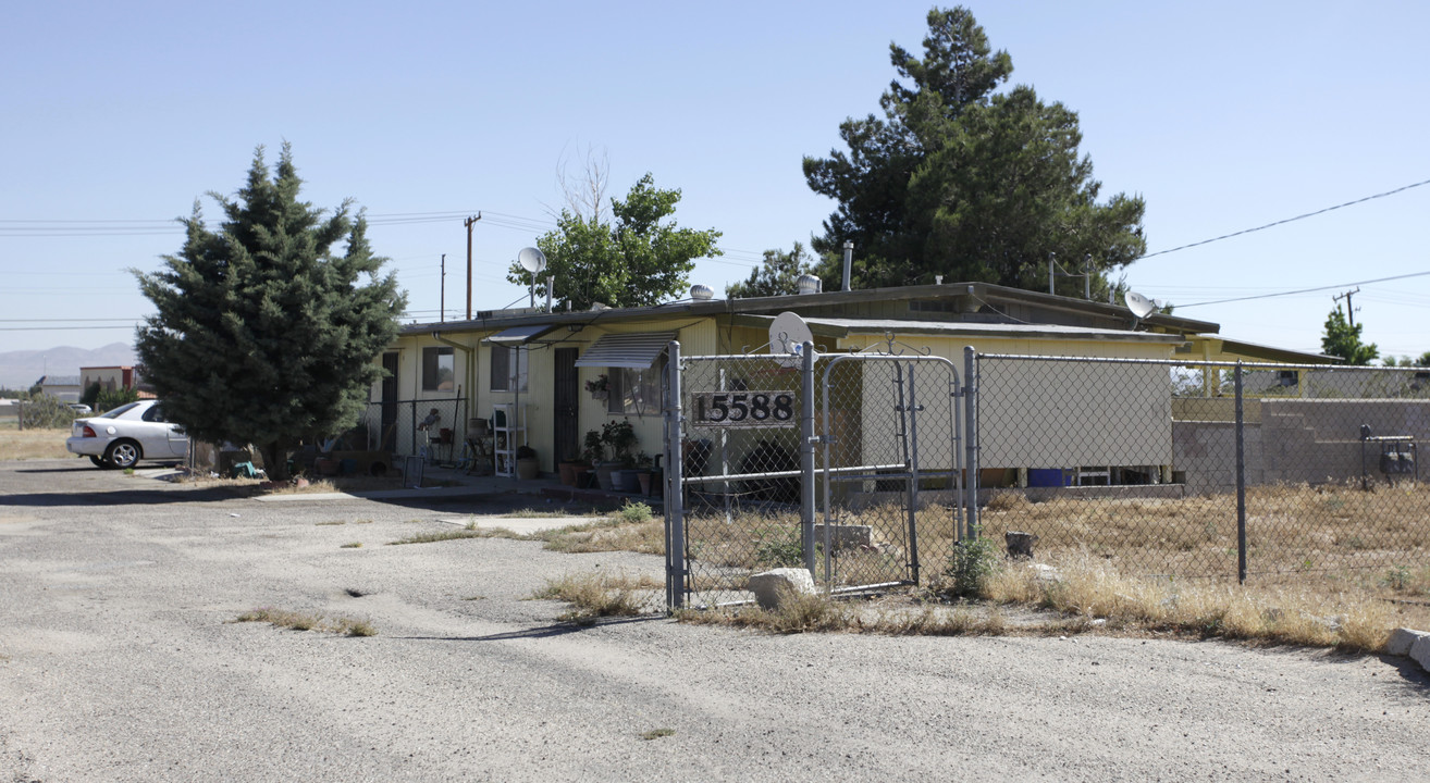 15588 Sequoia Ave in Hesperia, CA - Building Photo