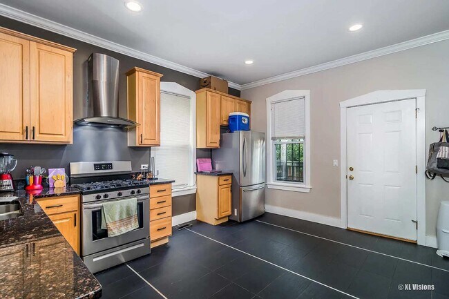 2310 N Kenneth Ave in Chicago, IL - Building Photo - Building Photo