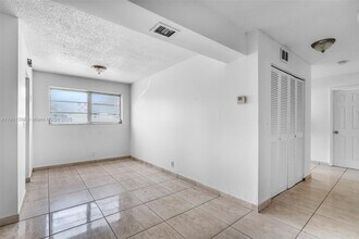 300 NE 1st Ct in Hallandale Beach, FL - Building Photo - Building Photo