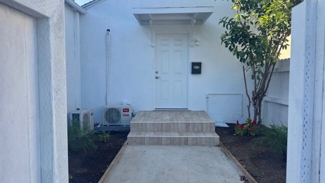 14143 Victory Blvd in Los Angeles, CA - Building Photo - Building Photo