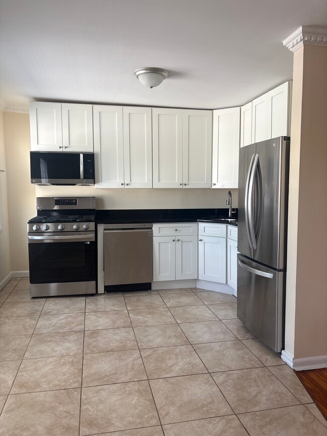 105 Guyon Ave, Unit 2R