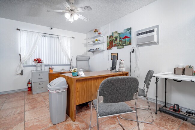 Devine Place Apartments in Devine, TX - Foto de edificio - Building Photo