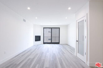 11800 Courtleigh Dr in Los Angeles, CA - Building Photo - Building Photo