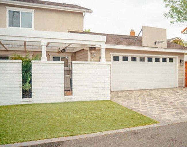 22755 Islamare Ln in Lake Forest, CA - Building Photo - Building Photo