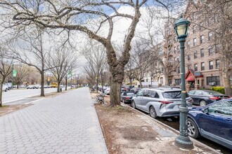 767 Eastern Pky in Brooklyn, NY - Foto de edificio - Building Photo