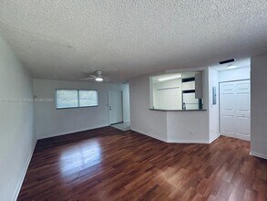 3453 NW 44th St in Lauderdale Lakes, FL - Foto de edificio - Building Photo