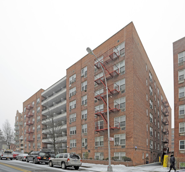 14430 Roosevelt Ave in Flushing, NY - Building Photo - Building Photo