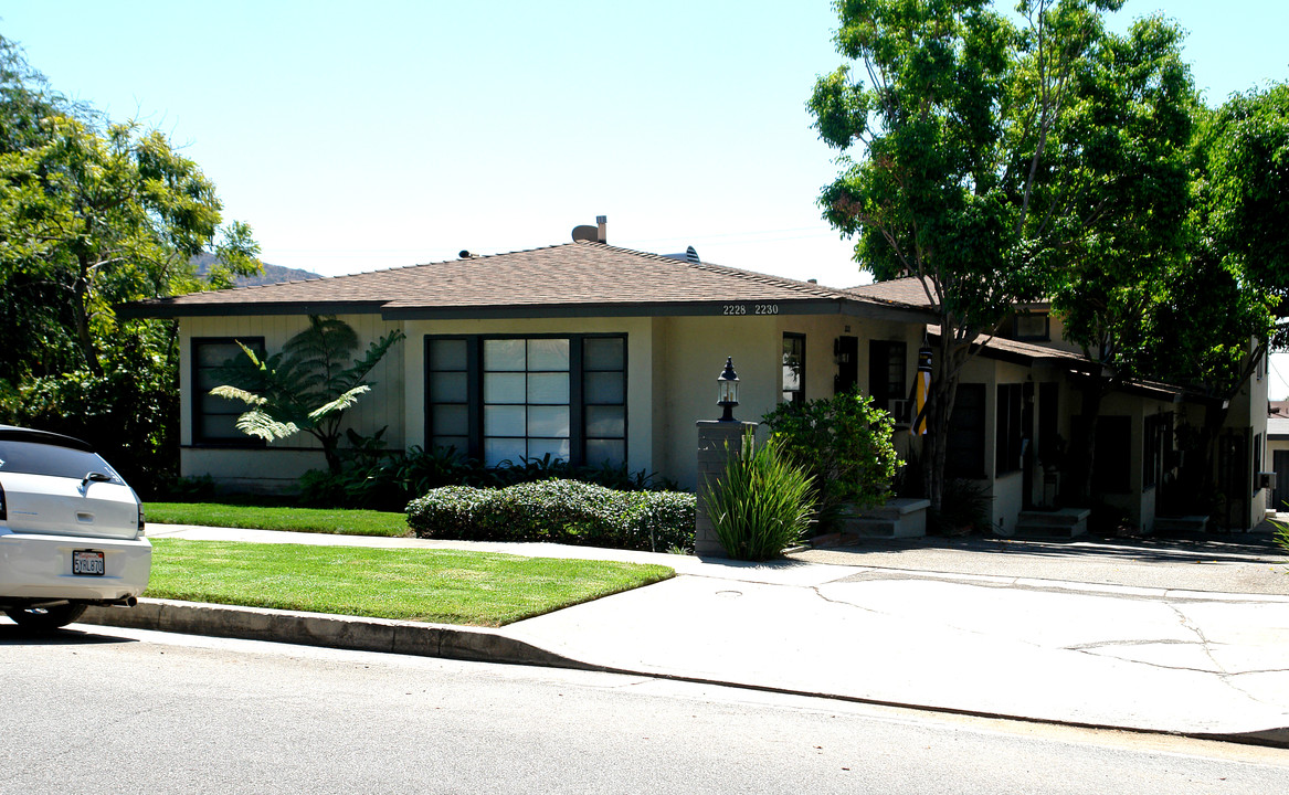 2228 Mira Vista Ave in Montrose, CA - Foto de edificio