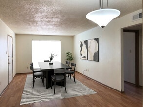Carriage Park Apartments in Groves, TX - Foto de edificio - Building Photo