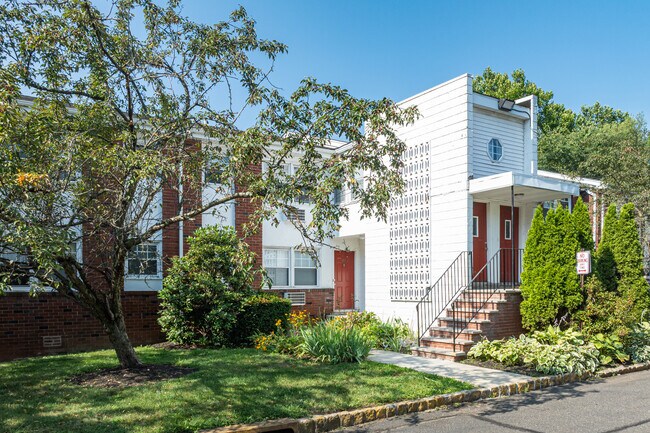 MEADOWBROOK GARDENS APARTMENTS in Parsippany, NJ - Building Photo - Building Photo