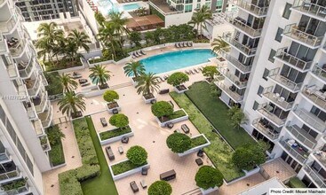 1060 Brickell Ave, Unit 2813 in Miami, FL - Building Photo - Building Photo