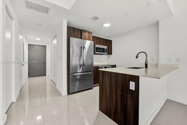 488 NE 18th St, Unit 3105 in Miami, FL - Building Photo - Building Photo