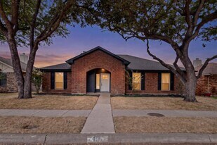 405 Phillips Dr in Coppell, TX - Building Photo