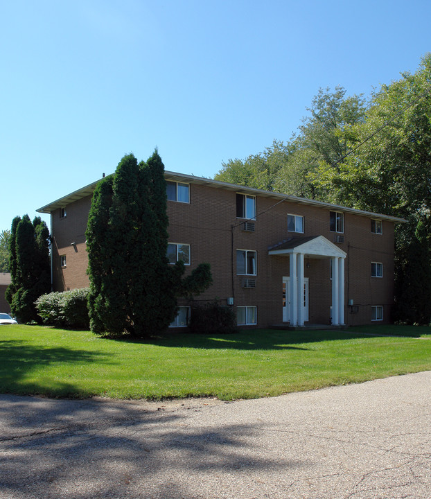 2037 Vermont Ave SE in Massillon, OH - Building Photo