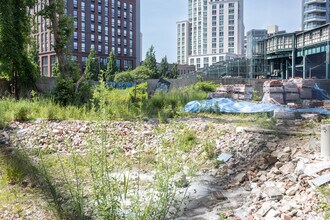 24-19 Jackson Ave in Long Island City, NY - Building Photo - Building Photo