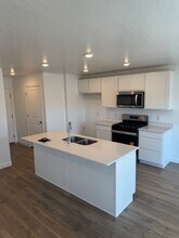 877 E Oakum Ln in Saratoga Springs, UT - Building Photo - Building Photo