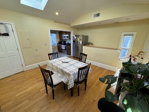 206 Holland St, Unit 2 in Somerville, MA - Foto de edificio - Building Photo