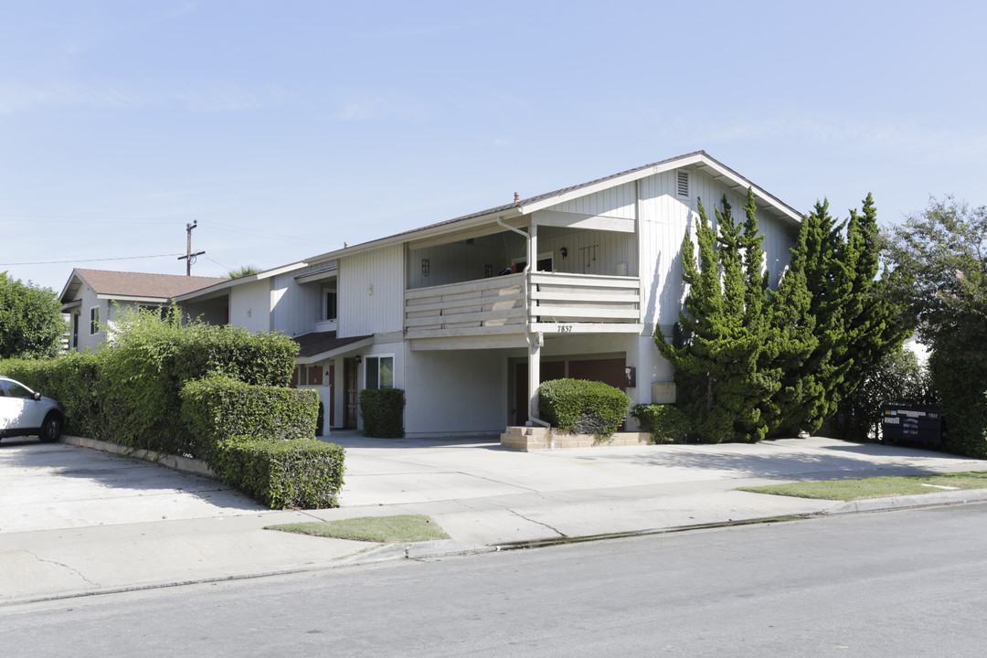 7837 Alhambra Dr in Huntington Beach, CA - Foto de edificio