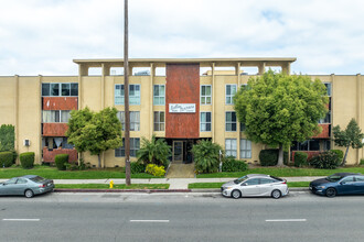 Sutton Terrace in North Hollywood, CA - Building Photo - Building Photo