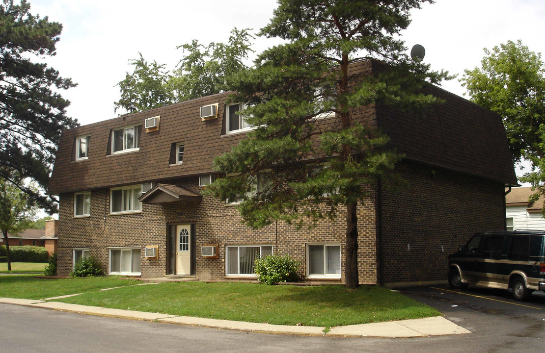 260 E Grand Ave in Fox Lake, IL - Building Photo