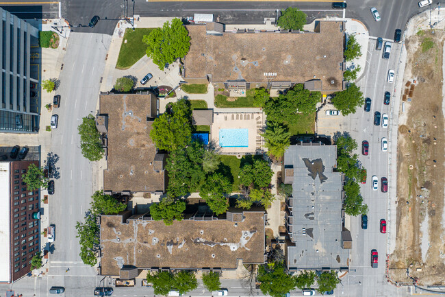 Civic Center Court Apartments in Des Moines, IA - Foto de edificio - Building Photo