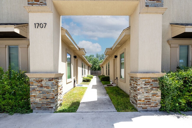 1707 W Smith Dr, Unit 2 in Pharr, TX - Foto de edificio - Building Photo