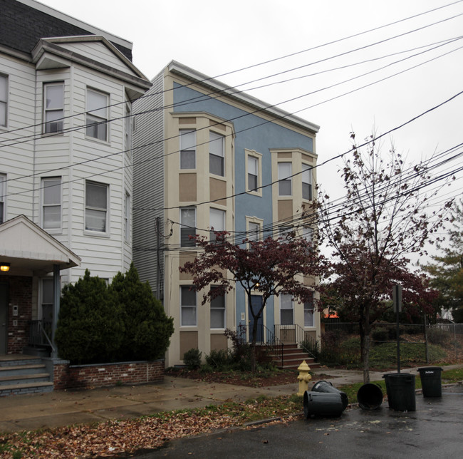 46 Charles St in Bloomfield, NJ - Foto de edificio - Building Photo