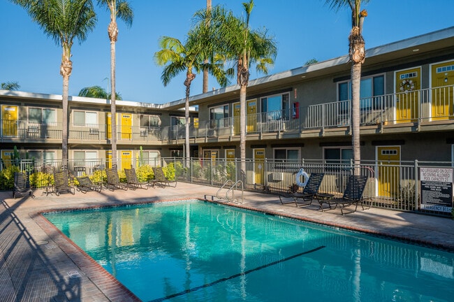 California Palms Apartments