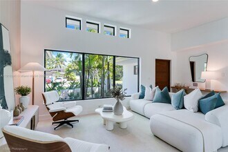 1120 NE 86th St in Miami, FL - Building Photo - Building Photo