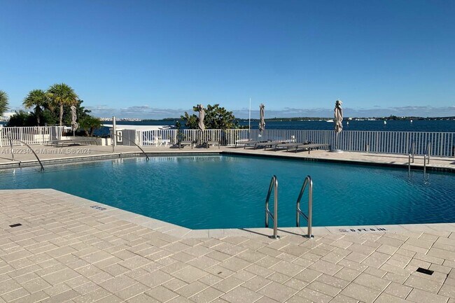 200 SE 15th Rd, Unit 15E in Miami, FL - Building Photo - Building Photo