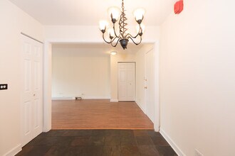 2234 S Goebbert Rd in Arlington Heights, IL - Building Photo - Building Photo