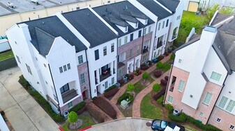 2029 Fannin Station N in Houston, TX - Building Photo