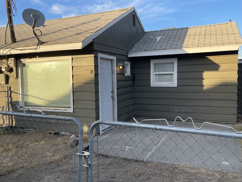 2111 W Spruce St in Moses Lake, WA - Foto de edificio