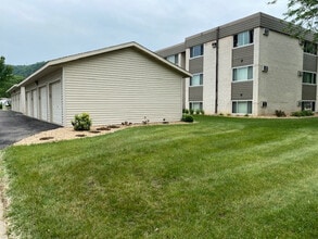 Golfview Crossing Apartments in Winona, MN - Building Photo - Building Photo