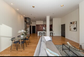 333 W Hubbard St, Unit 1002 in Chicago, IL - Building Photo - Building Photo