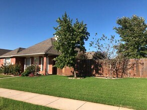 2410 Lakecrest Dr in Oklahoma City, OK - Building Photo - Building Photo