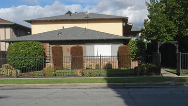 669 E Ruddock St in Covina, CA - Foto de edificio - Building Photo