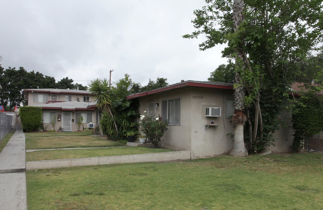 3533-3543 Dwight Ave in Riverside, CA - Foto de edificio