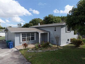 1345 NE 199th St in Miami, FL - Building Photo - Building Photo