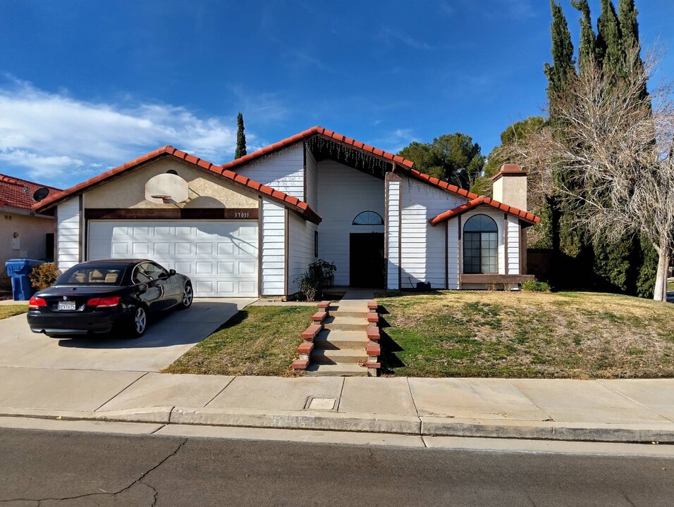 37019 Northview Ct in Palmdale, CA - Building Photo