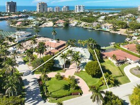 377 Pirates Bight in Naples, FL - Building Photo