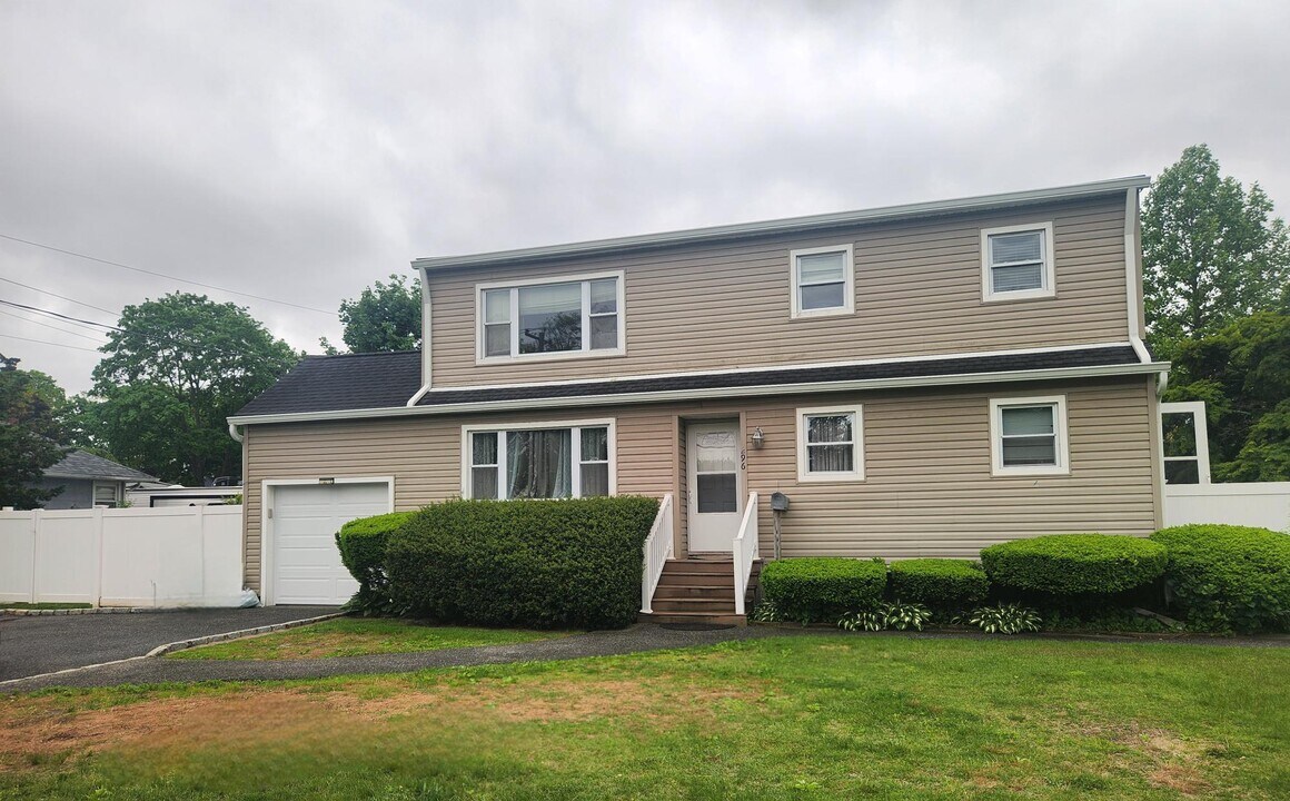 296 Old Farmingdale Rd in West Babylon, NY - Building Photo