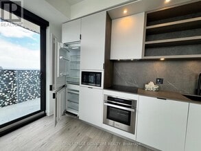 55 Charles St E in Toronto, ON - Building Photo - Building Photo