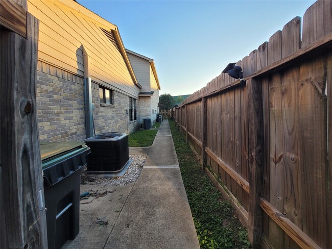 2428 Parkview Dr in Pearland, TX - Building Photo - Building Photo