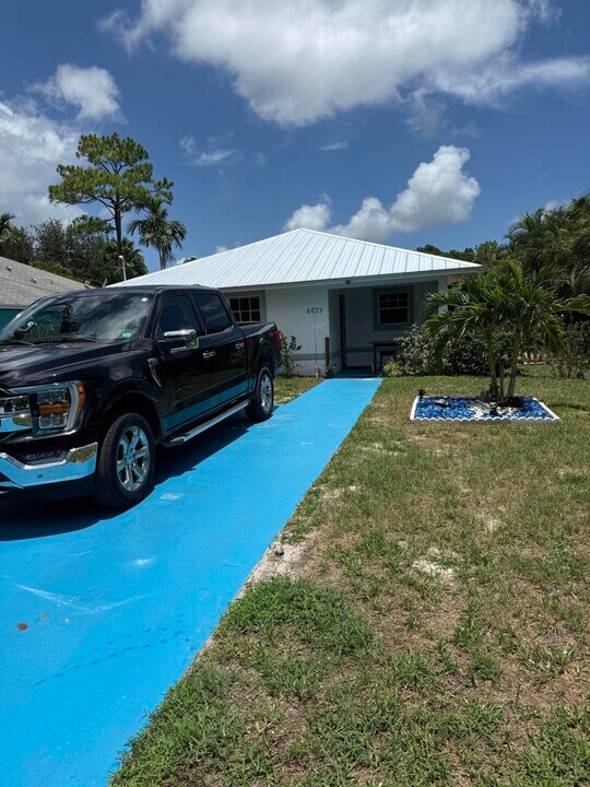 6633 4th St in Jupiter, FL - Building Photo