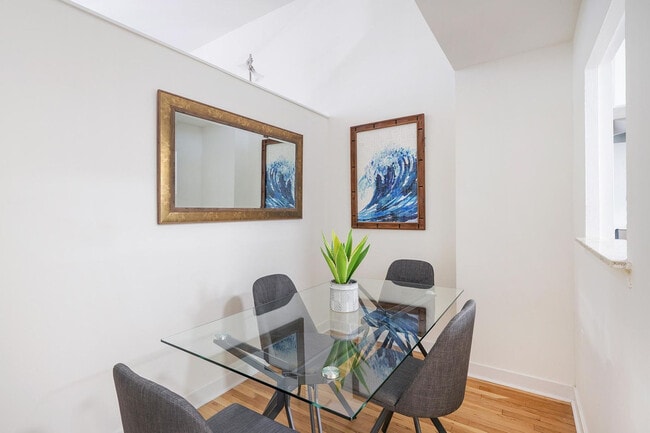 123 E 54th St