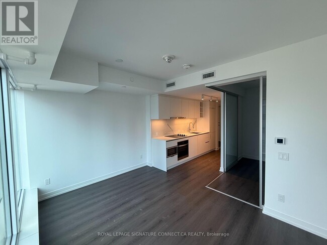 8-2708 Wellesley St W in Toronto, ON - Building Photo - Building Photo