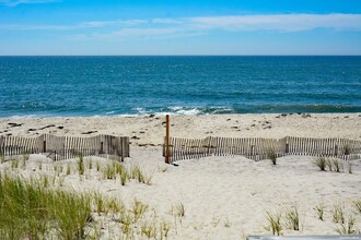 162 Dune Rd in Southampton, NY - Building Photo - Building Photo