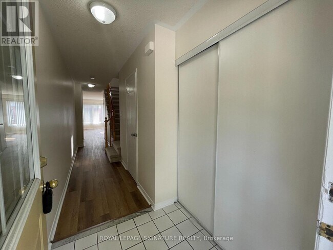 9 Fairglen Ave in Brampton, ON - Building Photo - Building Photo